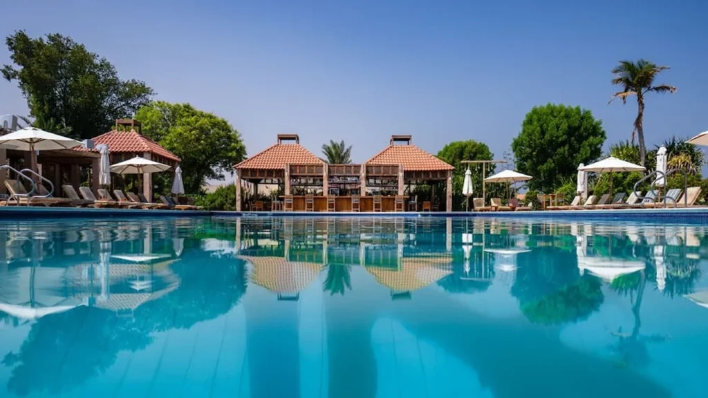 hotels with pools and family uaq